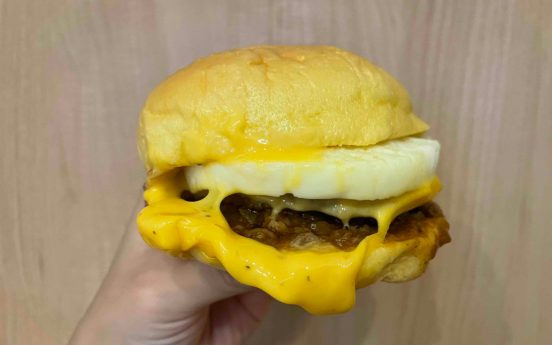 待ってたよ！ マックの月見バーガー、今年は牛すきをサンドして登場！