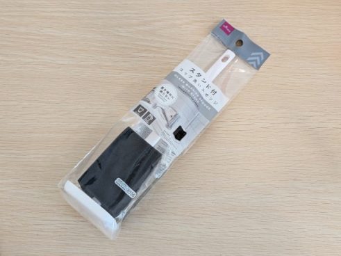 コップを洗うスポンジの定位置が決定！ スマートに立てて置けるダイソーの「コップ洗いスポンジ（スタンド付）」