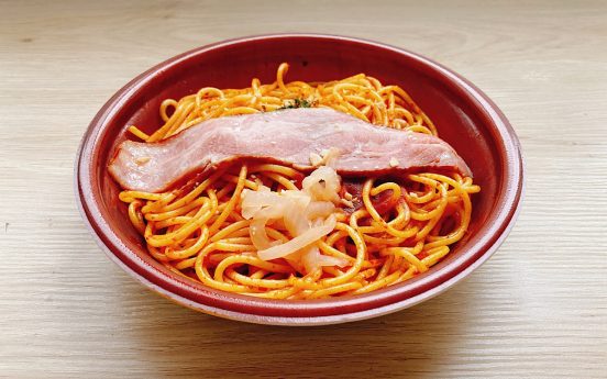 横たわる厚切りベーコン…ローソンの「大盛 厚切りベーコンのナポリタン」は酸味と甘みのバランスが絶妙