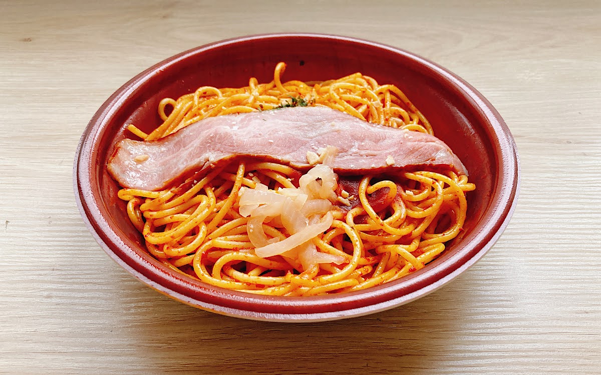横たわる厚切りベーコン…ローソンの「大盛 厚切りベーコンのナポリタン」は酸味と甘みのバランスが絶妙