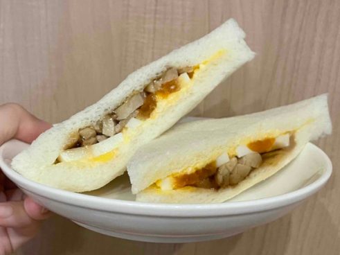 フワフワのパンに染み込んだ照り焼きソース…「照焼チキンたまごサンド」実食