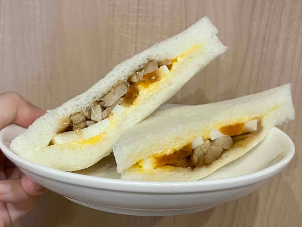 フワフワのパンに染み込んだ照り焼きソース…「照焼チキンたまごサンド」実食