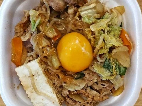 黄身が乗って満腹感UP！ 「月見すきやき牛丼」は甘辛いタレとたまごの相性が最高な一杯だった