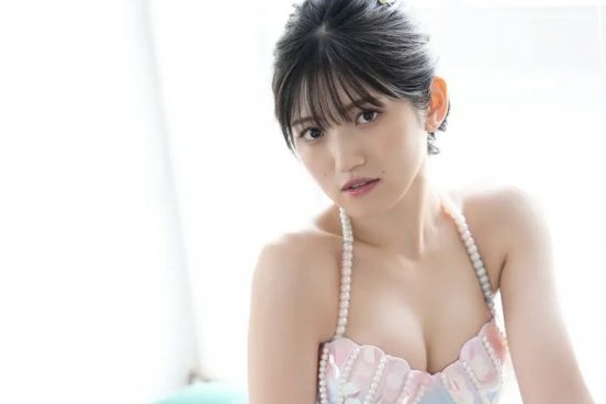 AKB48村山彩希が真珠＆貝殻風スパンコールのマーメイドビキニでスレンダーボディ披露【独占カット】