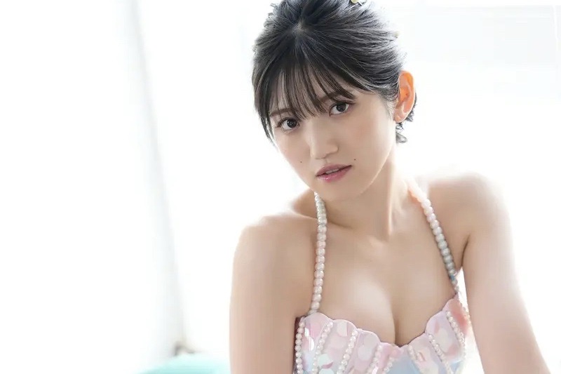 AKB48村山彩希が真珠＆貝殻風スパンコールのマーメイドビキニでスレンダーボディ披露【独占カット】