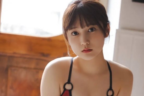 AKB48鈴木くるみが深紅のワンピース水着で圧巻美ボディ披露【独占カット】