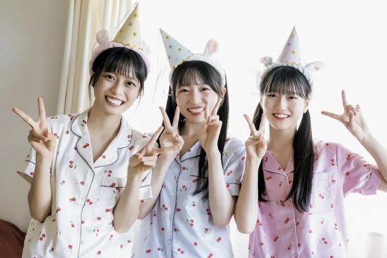 AKB48 18期研究生・秋山由奈＆新井彩永＆八木愛月がおそろいパジャマ＆うさ耳でかわいさ爆発【独占カット】