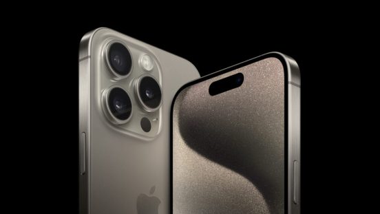 アップル、「iPhone 15 Proのチタンフレームに指で触れると一時的に変色」とコメント。布で拭けば戻ります