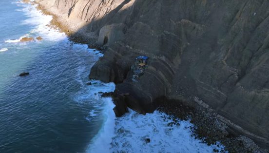 米のハイカーが「悪魔の崖」で何かを発見！ ドローンを飛ばすと、あり得ない物が…
