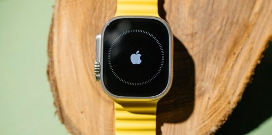 「Apple Watch Ultra」、うわさのマイクロLEDで画面が大きくなる？