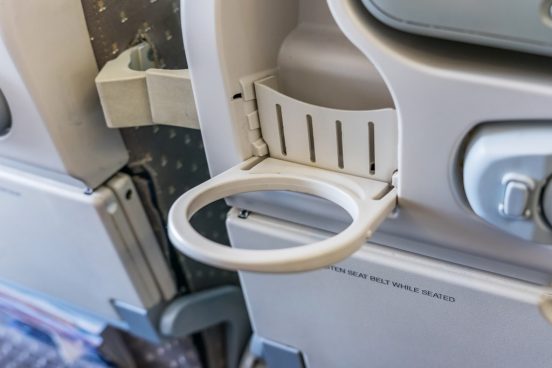 飛行機のドリンクホルダーに手を突っ込んでみたら、まさかの事態に…