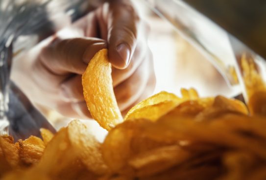 お菓子しか食べられなかった英少年、意外な方法で「偏食」を改善