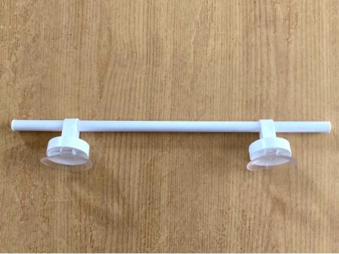 お風呂や洗面所・窓にもペタリ！ ダイソーの吸盤付きでラクラク設置できる多用途プチプラタオル掛け