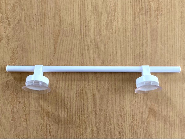 お風呂や洗面所・窓にもペタリ！ ダイソーの吸盤付きでラクラク設置できる多用途プチプラタオル掛け