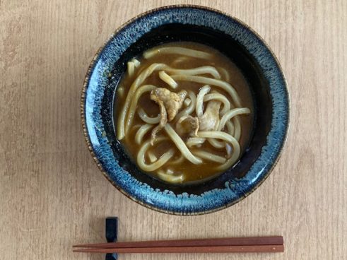 お蕎麦屋さんの味を再現してる…セブンの「豚カレーうどん」は出汁とスパイスがマッチした絶品！