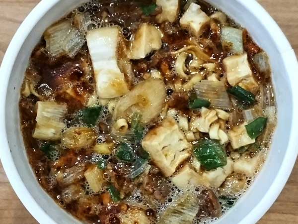 牛脂オイルが腹を満たす「日清 カップヌードル 牛すきビッグ」、セブン限定