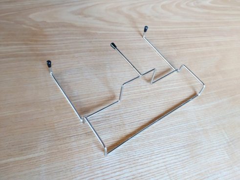 キャンプの救世主！ ダイソーの「テーブル用タオルハンガー」があれば欲しいところにすぐに掛けられる