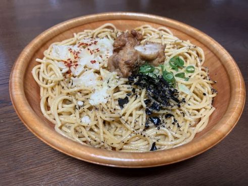 中毒性エグすぎ!? ファミマの新作「唐揚げとにんにく背脂醤油パスタ」は味も見た目もインパクト大