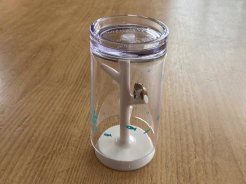 カワウソが水の中でプカプカ。ディノスの逆さまにして水切りできるカワウソ付きスタンドが便利