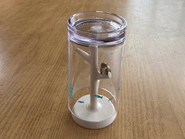 カワウソが水の中でプカプカ。ディノスの逆さまにして水切りできるカワウソ付きスタンドが便利