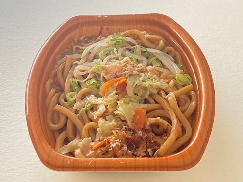 もちっと食感の焼うどん！ ファミマの「醤油と鰹節の旨み 醤油焼うどん」は野菜の旨みも◎