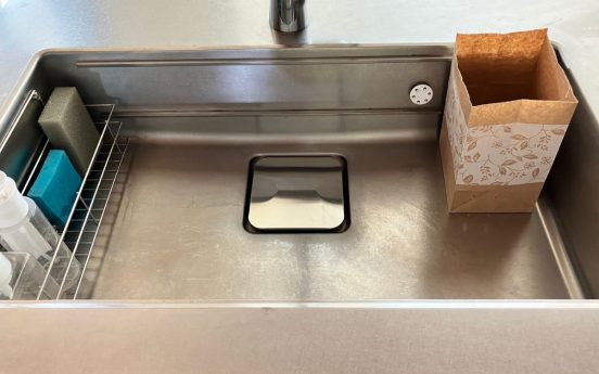 三角コーナーの生ごみの処理、ニッセンの「水切り袋 しぼってポイ！」で完了