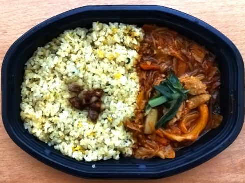 濃い味の肉野菜炒めをon theチャーハン！ 日高屋とローソンのコラボ「バクダン炒飯」