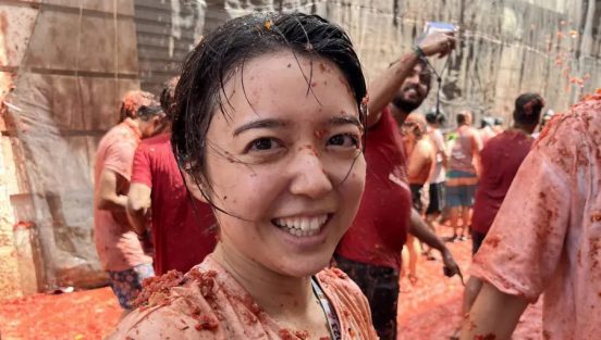 上白石萌音がスペインのトマト祭りに参加！顔面トマト直撃に感情も解放「もう怖いものなしです！」『世界くらべてみたらSP』