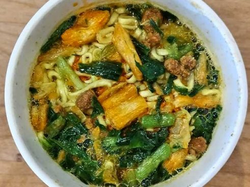 ニンニクの旨みを感じる奈良のご当地ラーメン！ ローソン「彩華ラーメン監修 旨辛醤油ラーメン」