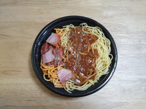 ナポリタンとミートソース、一皿にしちゃって大丈夫…? ローソンのちょっと変わったパスタ