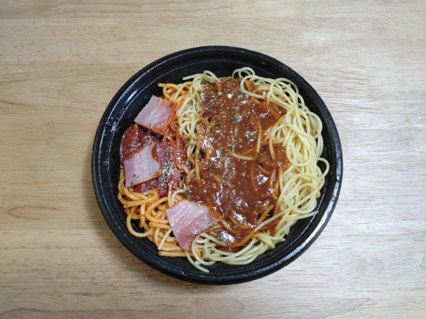 ナポリタンとミートソース、一皿にしちゃって大丈夫…? ローソンのちょっと変わったパスタ
