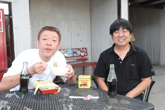 本業そっちのけ!? 100台以上のレトロ自販機を稼働させる社長の変態的愛情に、玉袋筋太郎も感服