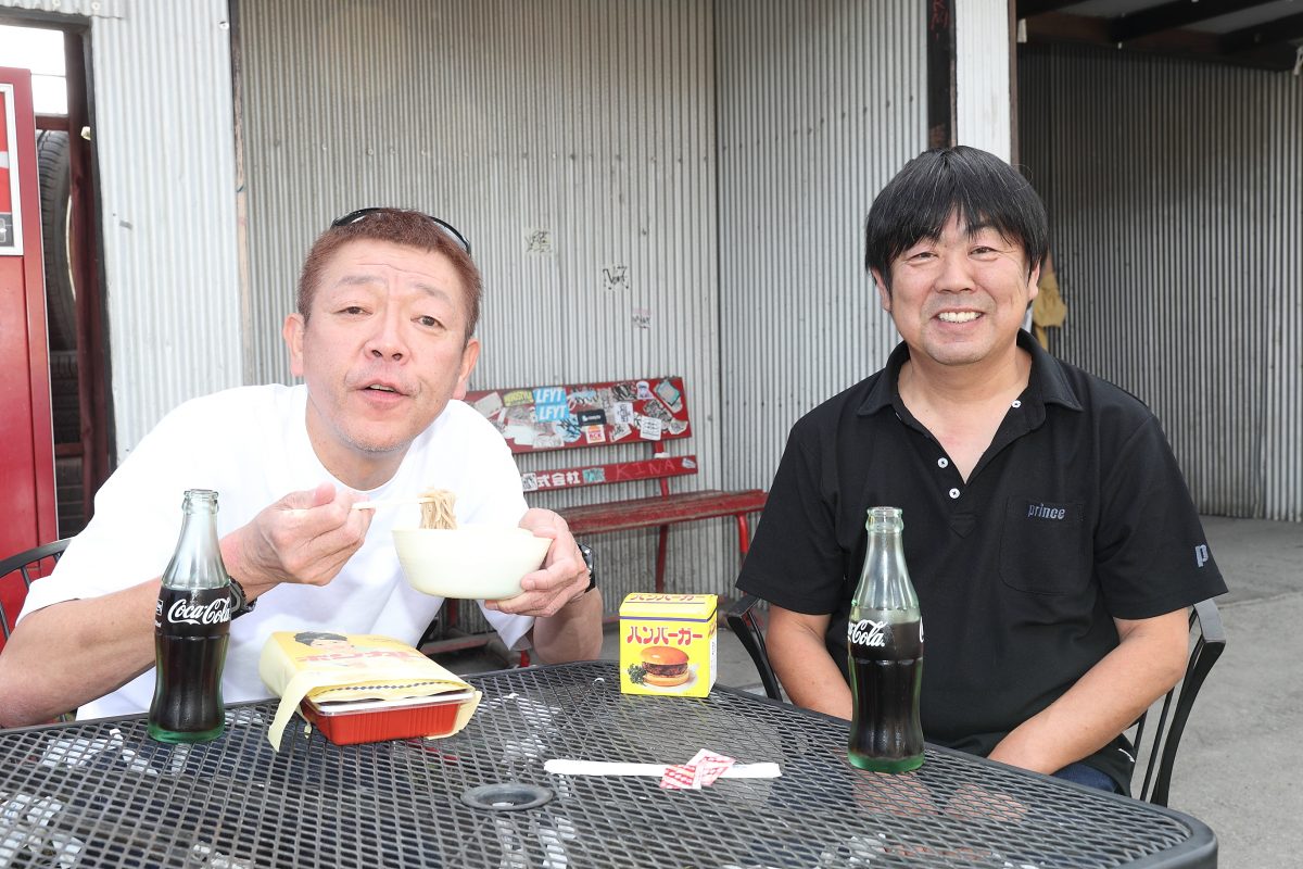 本業そっちのけ!? 100台以上のレトロ自販機を稼働させる社長の変態的愛情に、玉袋筋太郎も感服