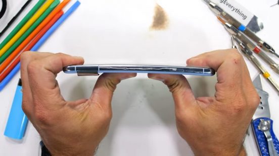 Google Pixel 8 Pro、YouTuberが過酷な耐久テストを実施！ その結果は？