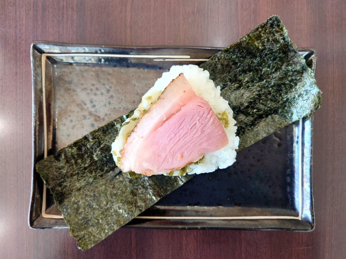 合鴨ロースをねぎ塩だれで味付け。スモーキーな味わいのミニストップ「手づくりおにぎり 合鴨」