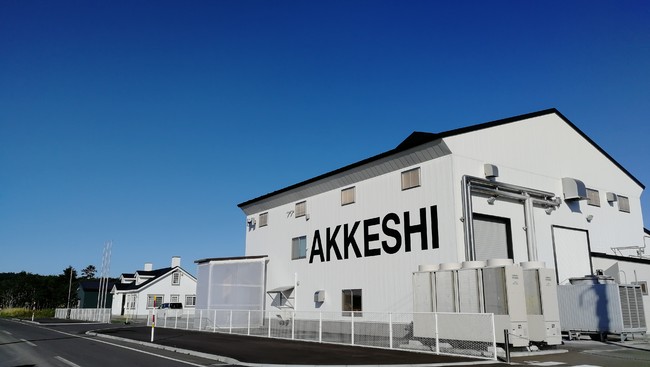 ベンチャーウイスキーの肥土伊知郎代表が公式に技術指導を行った蒸溜所が、北海道東部の厚岸（あっけし）蒸溜所。地元の風土を生かしつつ、アイラモルトのような酒質を目指した味は国内外で高い評価を得ています