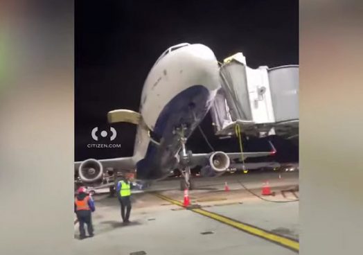 シーソーのように傾く米の飛行機、一体何が起きた？