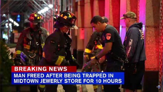 宝石店の金庫に閉じ込められた米男性、消防が駆け付けたら想定外の出来事が…