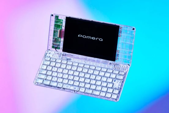 透け透けボディにシビレるぜ！ キングジム「ポメラ」誕生15周年を記念したスケルトンモデル「DM250X Crystal」現る