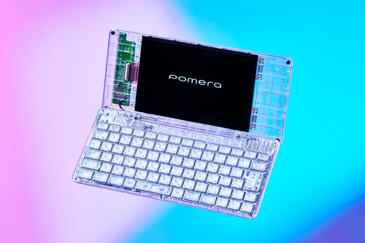 透け透けボディにシビレるぜ！ キングジム「ポメラ」誕生15周年を記念したスケルトンモデル「DM250X Crystal」現る