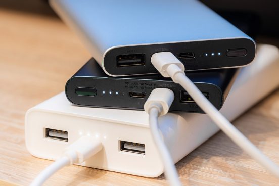 iPhone 15シリーズ、一部のモバイルバッテリーで正常に充電できないとの声。逆充電機能が原因かも