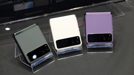 手頃な価格の折りたたみスマホ「motorola razr 40」「motorola razr 40s」登場、ソフトバンク版は10万円以下