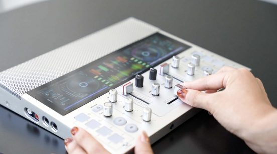名機「GODJ Plus」が順当かつ期待通りに進化！ 1台ですぐに使えるポータブルDJマシン「FJ1」登場