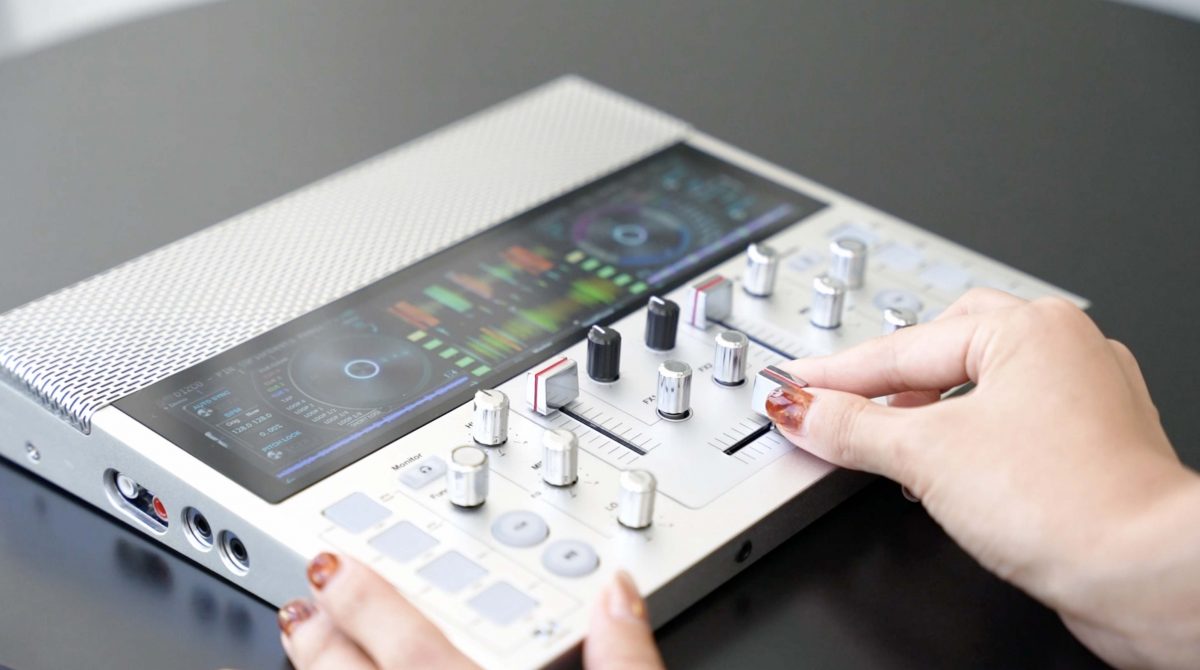 名機「GODJ Plus」が順当かつ期待通りに進化！ 1台ですぐに使えるポータブルDJマシン「FJ1」登場