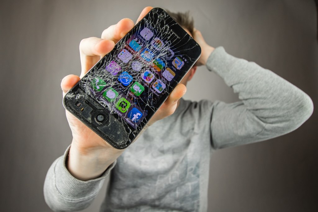 米でキャンピングカーにひかれた「iPhone 15 Pro Max」、持ち主が回収してビックリ！