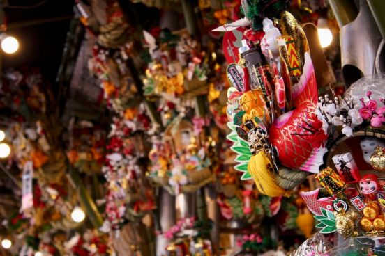 商売繁盛祈願の熊手はどう扱う？酉の市(とりのいち)の由来や初心者が楽しむ方法を和文化研究家が解説