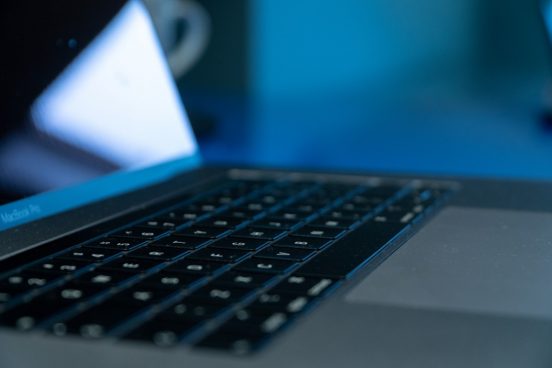 少し古めの「MacBook Pro」に新たな事件！ ほこりで画面が…