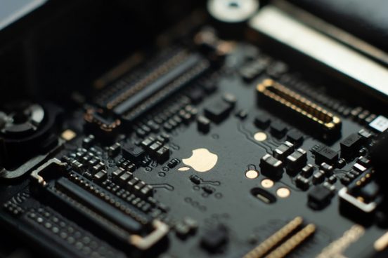 アップル、「iPhone向け独自5Gモデム」開発にさらなる遅れ