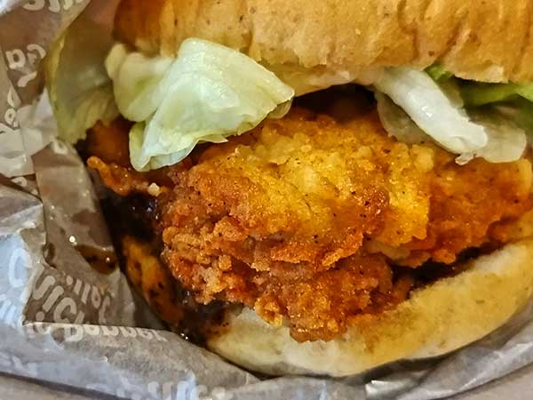 バンズからはみ出たジューシーなチキンにかぶり付く！ ケンタッキーの定番バーガー