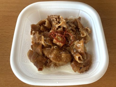 ジューシーな豚肉どっさり！ ファミマの「甘辛醤油だれの炙り焼豚丼」に刮目せよ！